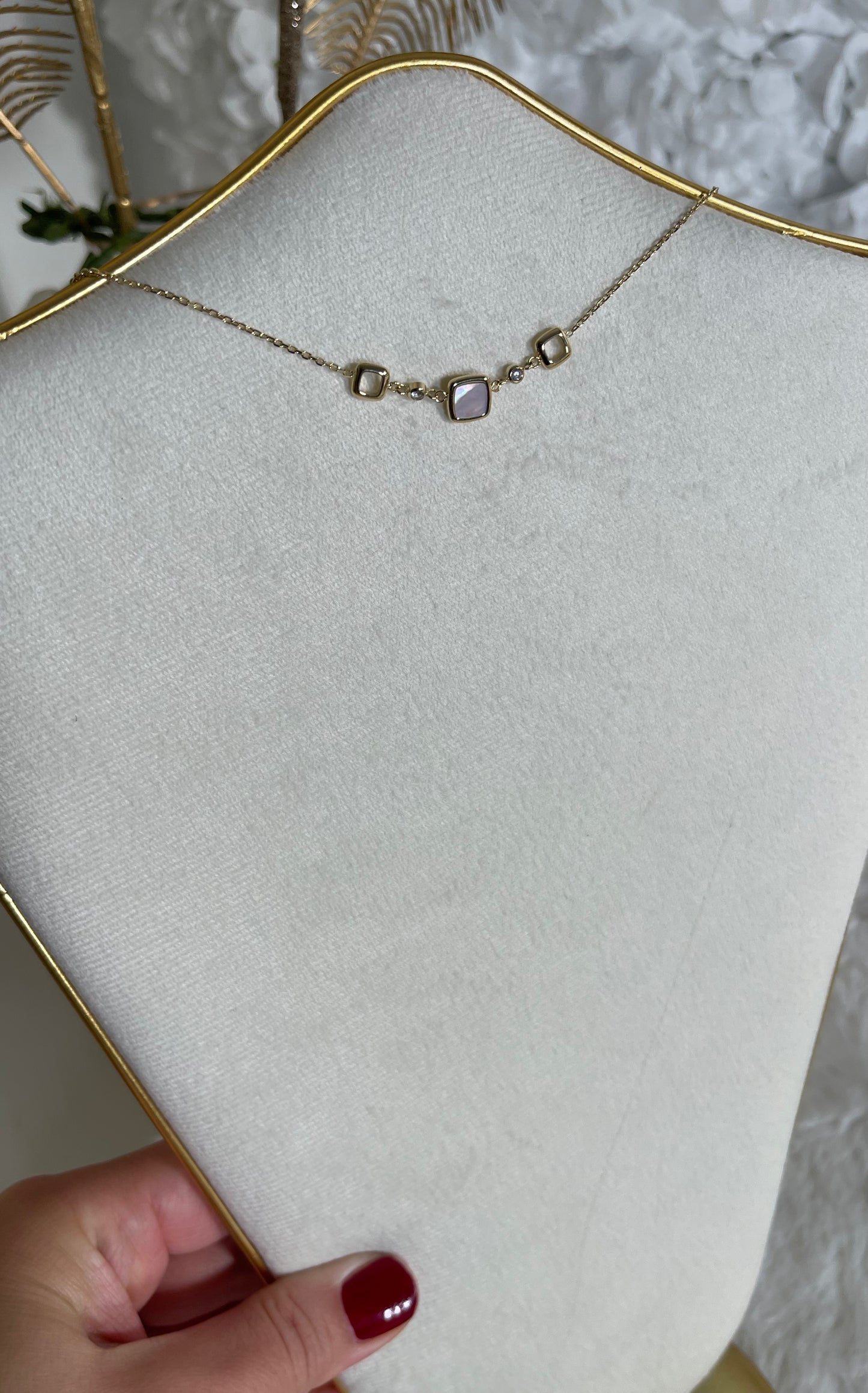 Collier April