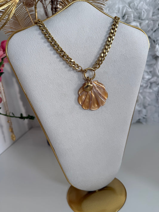 Collier Basma nude